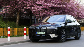 650 km zasięgu? BMW iX xDrive50: „potrzymaj mi kabel do ładowania i patrz”. Test